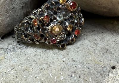 ring with little stones (his)